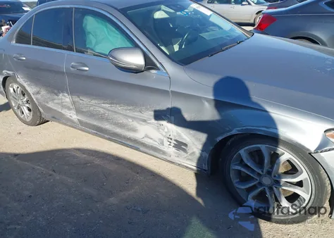 2016 Mercedes-Benz C 300 z USA, uszkodzony, nr VIN 55SWF4JBXGU121970